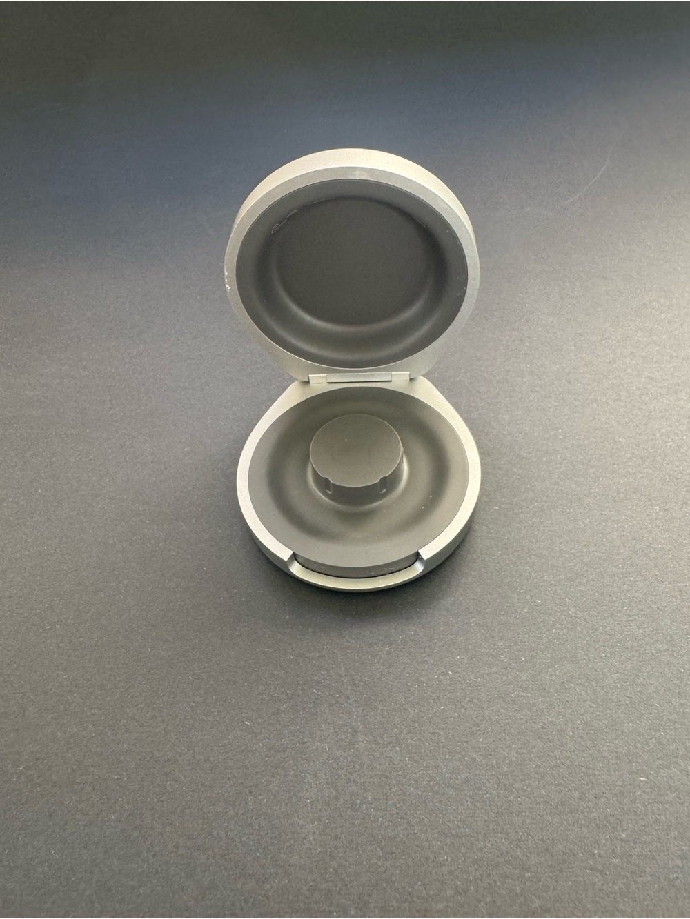 Oura Silver and Dark Gray Round Charging Case